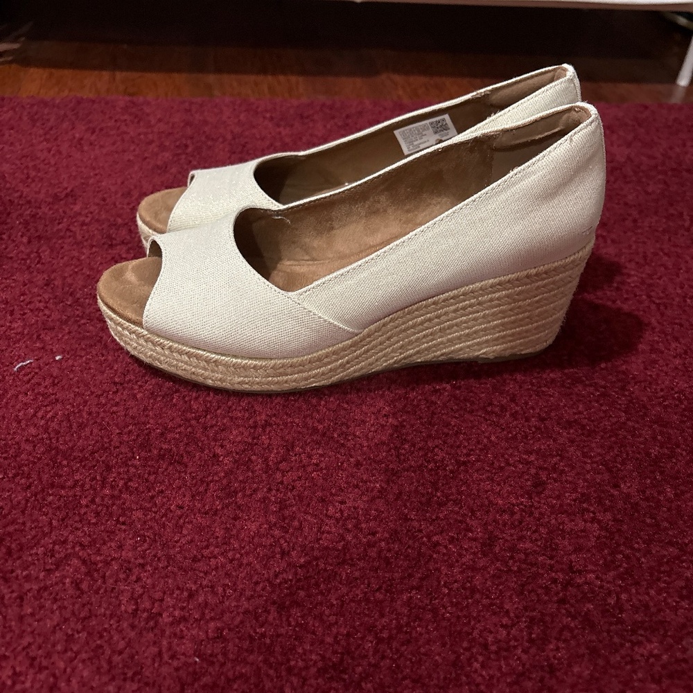 Tom’s open toe wedges